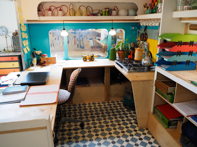 renovation-interieur-caravane-bureau-cuisine
