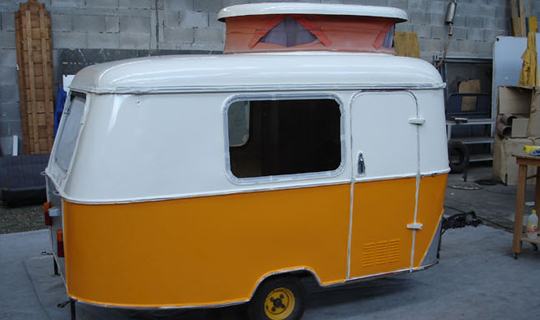 renovation-caravane-après-orange-vintage